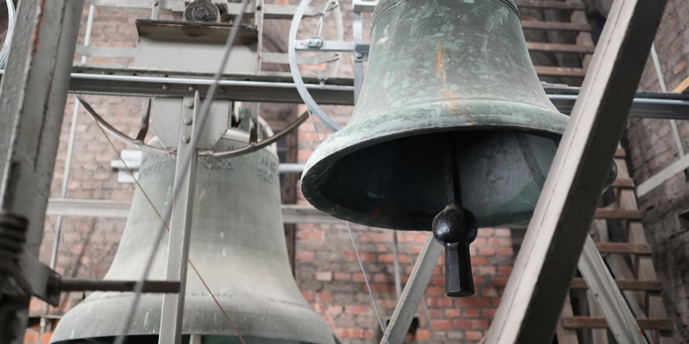 Zwei Glocken im Kirchturm Heerdt