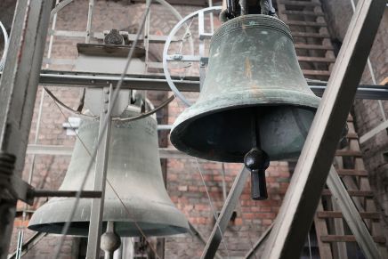 Zwei Glocken im Kirchturm Heerdt
