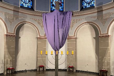 verhülltes Kreuz im Altarraum der Kirche St. Antonius, Düsseldorf-Oberkassel