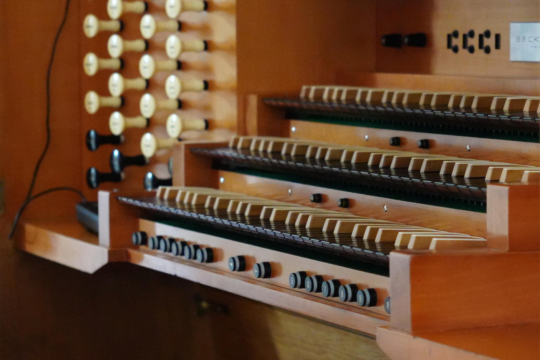 Spieltisch der Orgel in St. Andreas