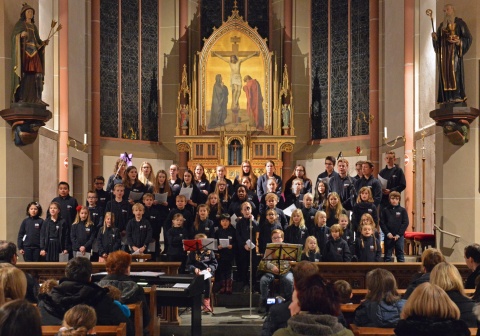 Kinder- und Jugenchor beim Adventssingen 2017 Kinder- und Jugenchor beim Adventssingen 2017