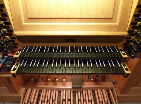 ein Blick auf die Tastatur und das Pedal der Orgel in St. Benediktus