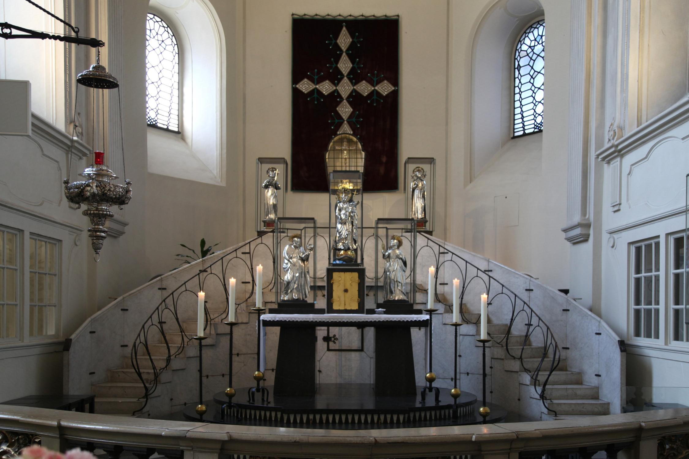 Blick auf den Hochaltar in St. Andreas Düsseldorf