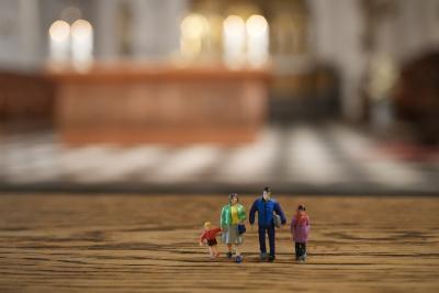 Miniaturfiguren, Mann, Frau und zwei Kinder in der Maxkirche