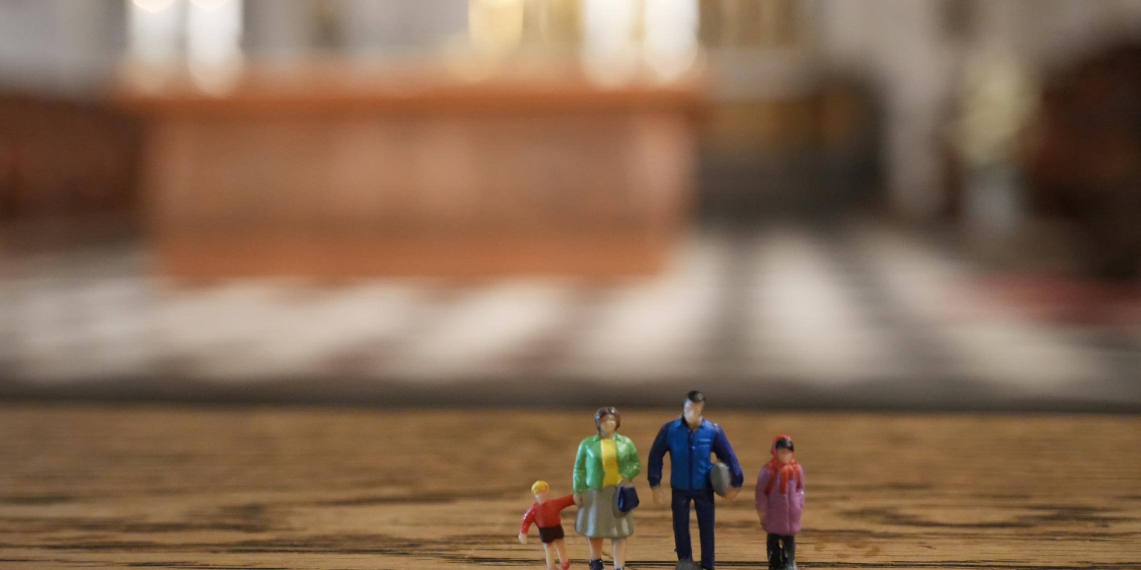 Miniaturfiguren, Mann, Frau und zwei Kinder in der Maxkirche