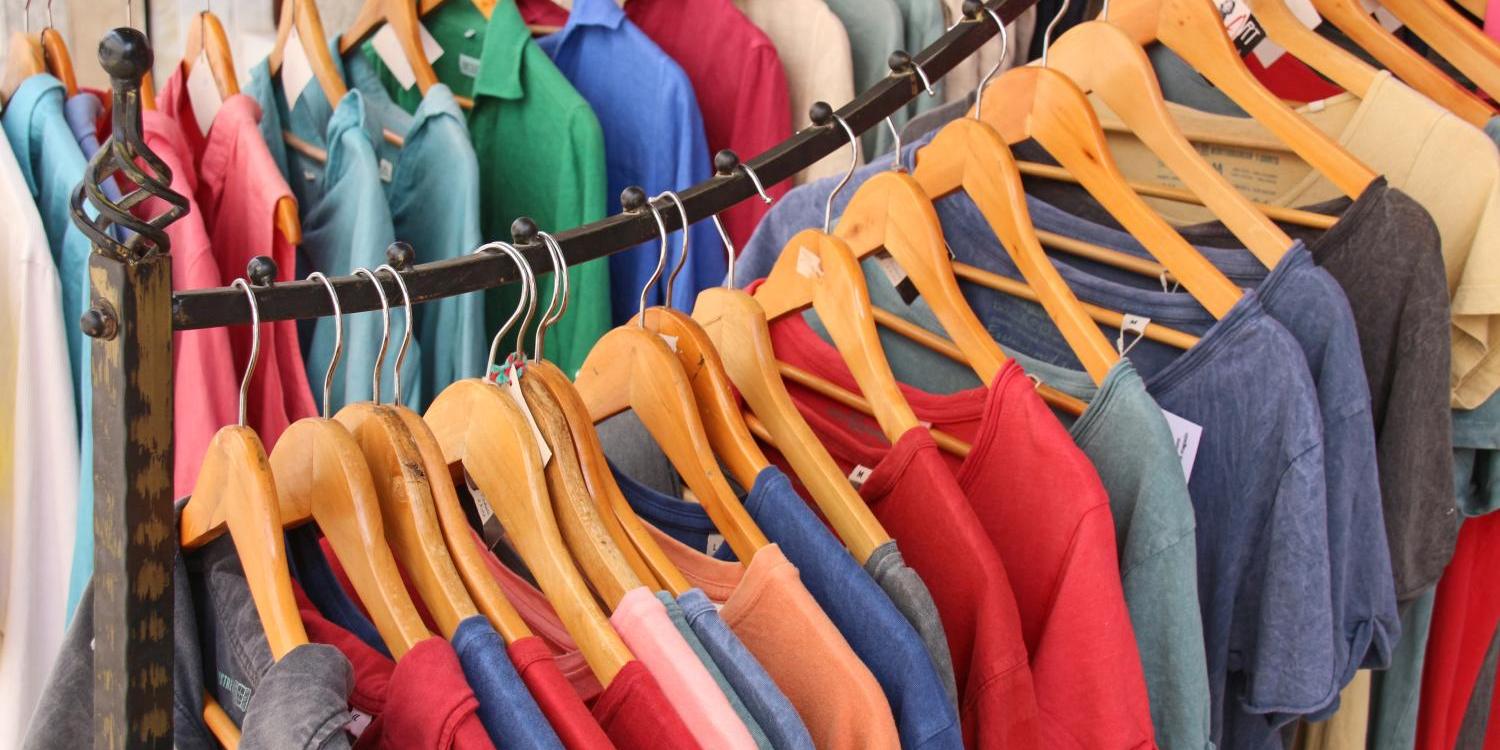 Verkaufsständer mit verschiedener Second Hand Kleidung