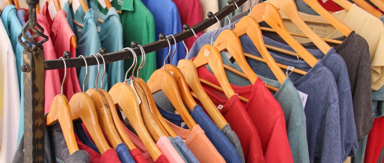 Verkaufsständer (c) Peter Weidemann | Pfarrbriefservice.de Verkaufsständer mit verschiedener Second Hand Kleidung
