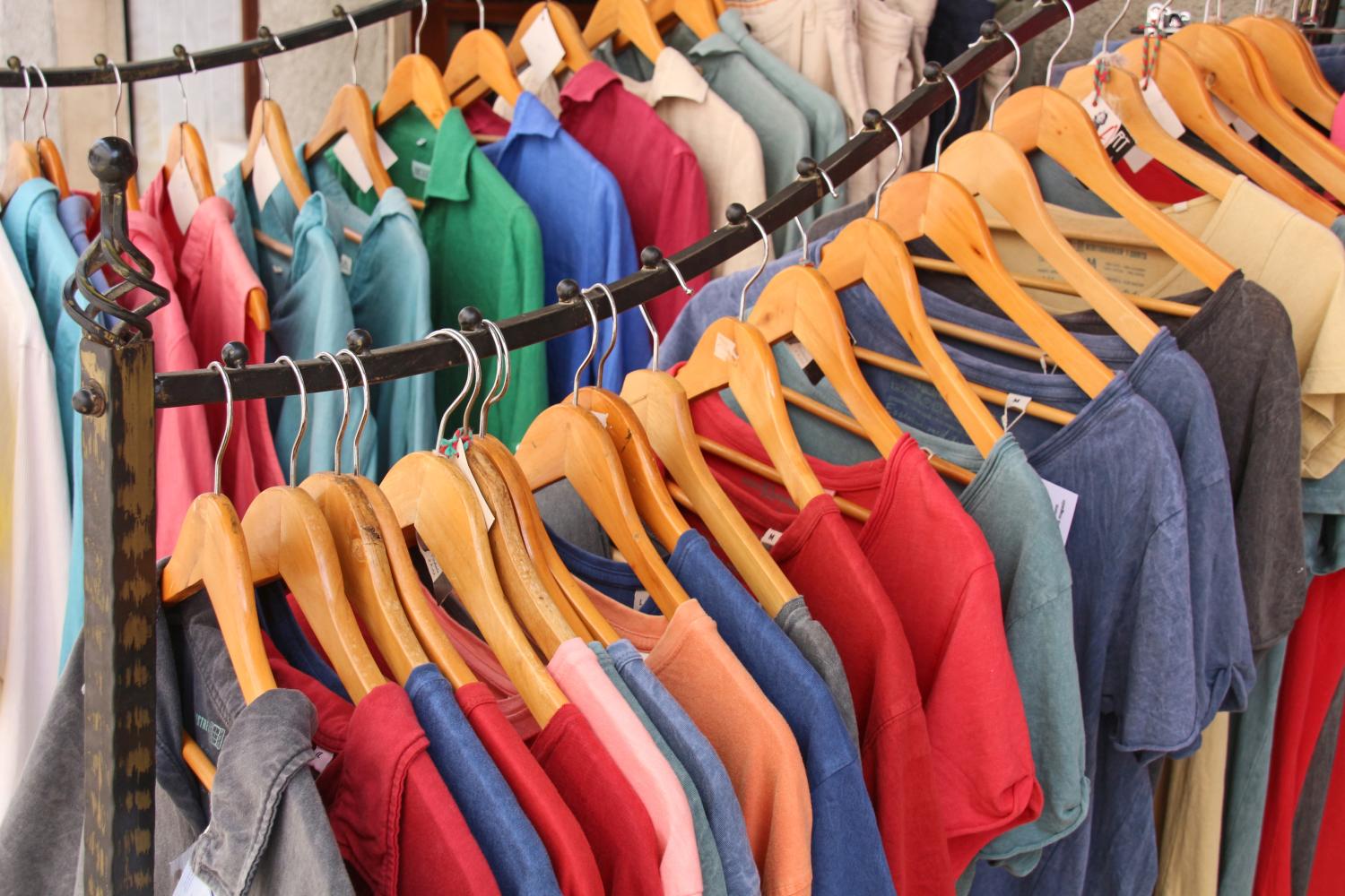 Verkaufsständer mit verschiedener Second Hand Kleidung