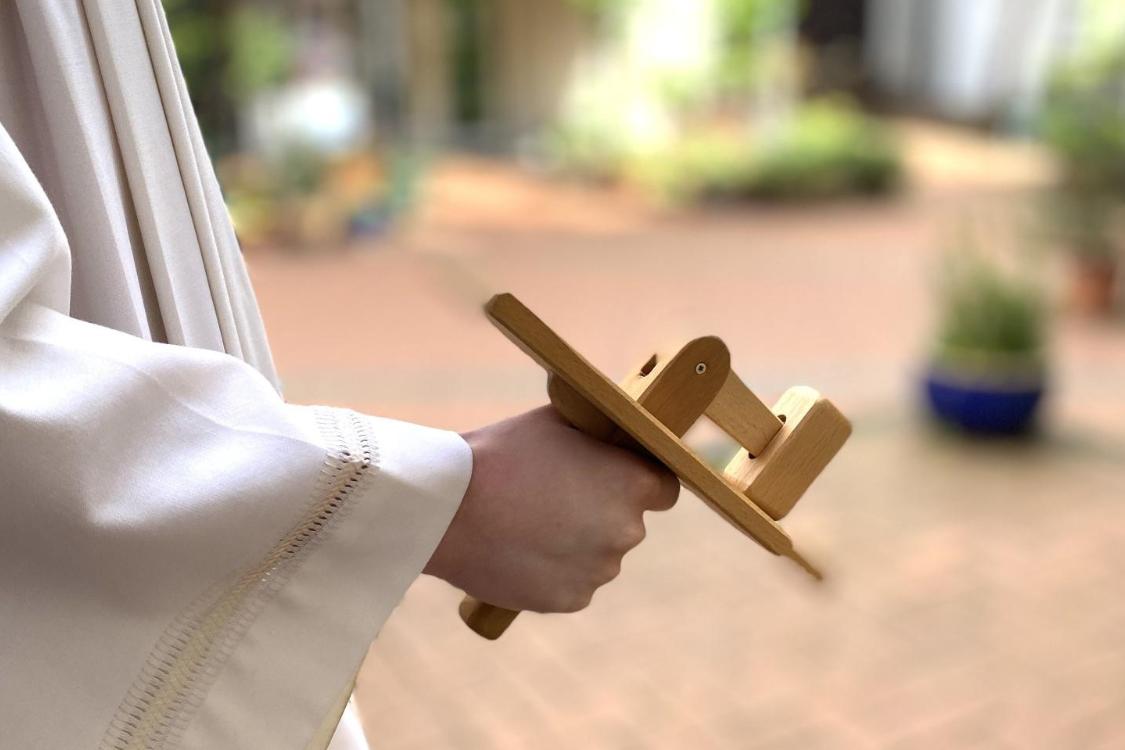 Kinder halten Karratschen