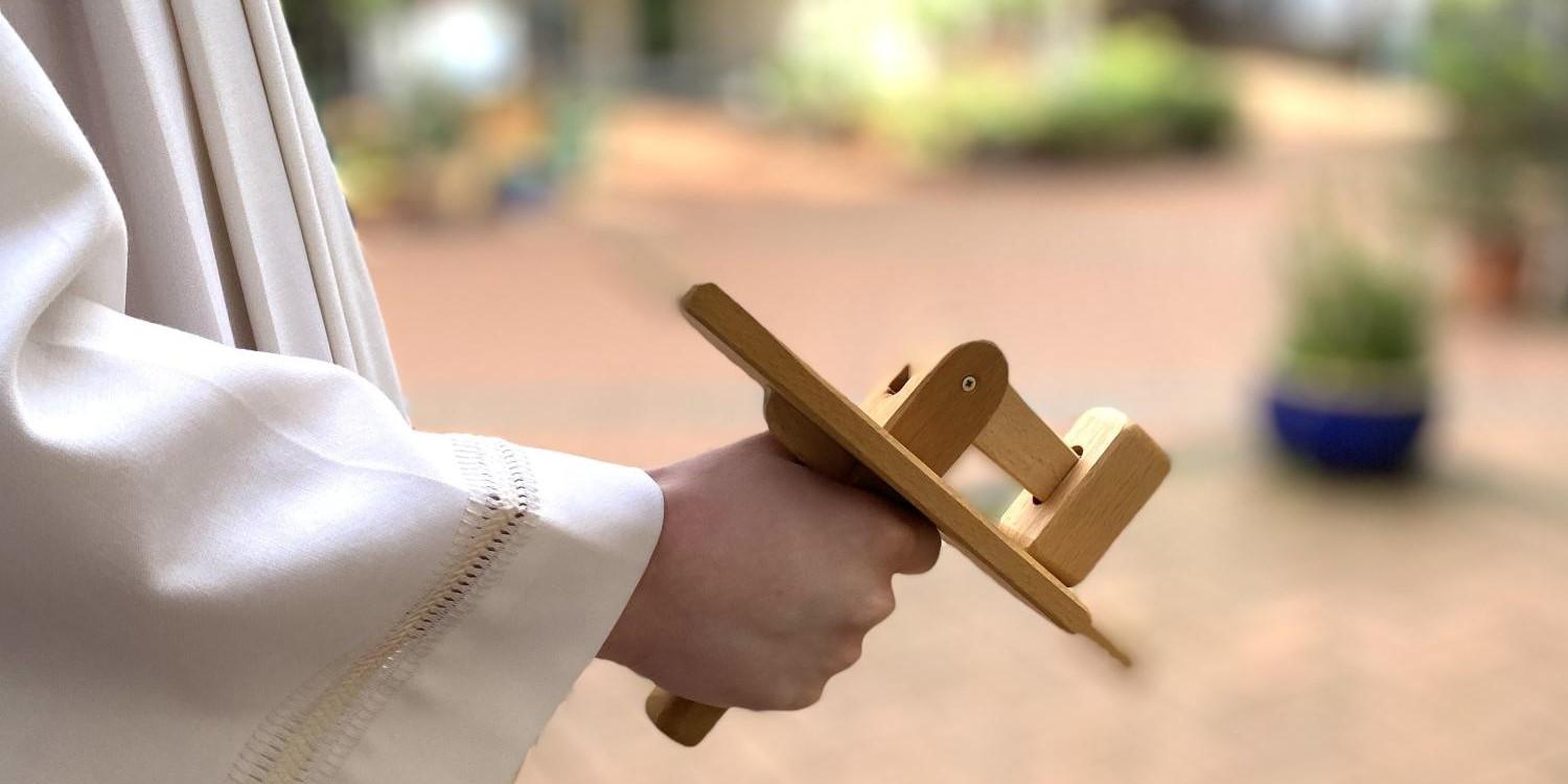 Kinder halten Karratschen