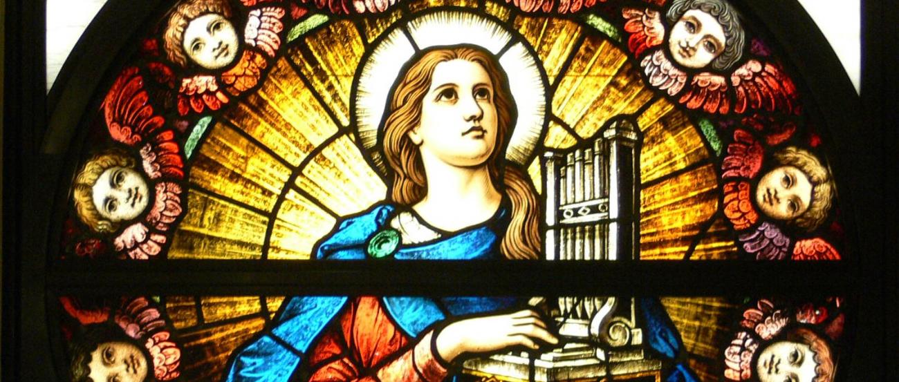 Bunte Glasfensterdarstellung der Heiligen Cäcilia
