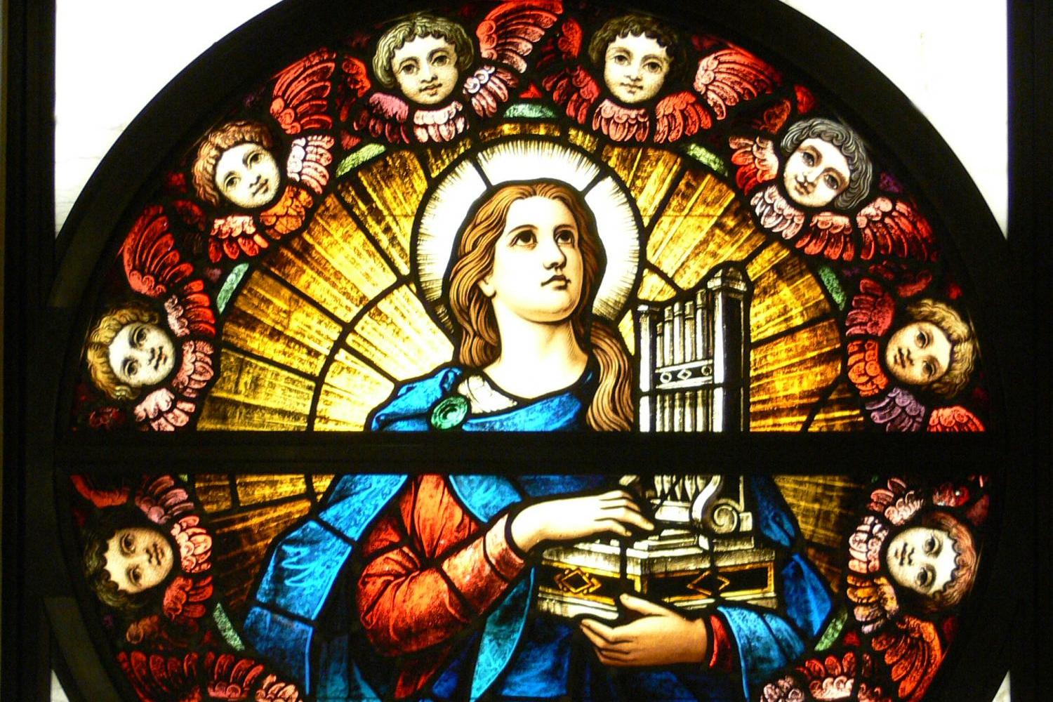Bunte Glasfensterdarstellung der Heiligen Cäcilia