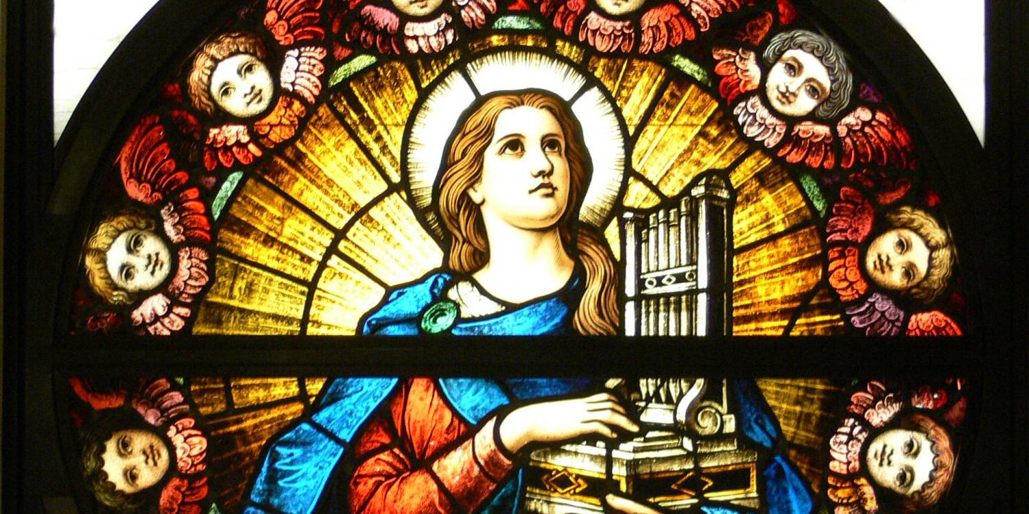 Bunte Glasfensterdarstellung der Heiligen Cäcilia