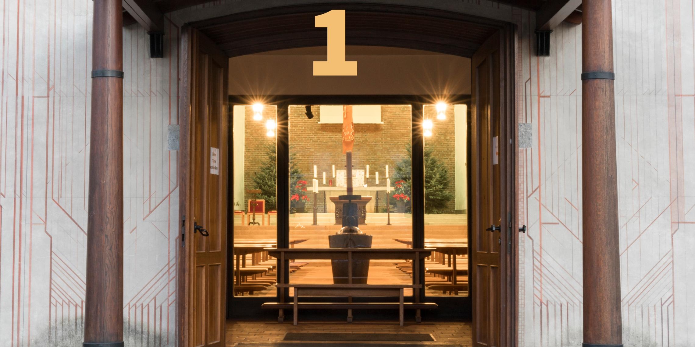 Blick durch das Kirchenportal in das beleuchtete Innere der Kirche St. Maria, Hilfe der Christen in Lörick