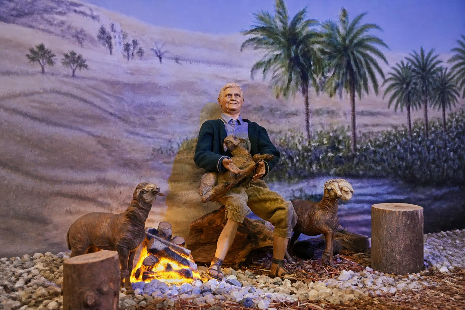 Krippenfigur Hirte mit Lamm am Lagerfeuer sitzend