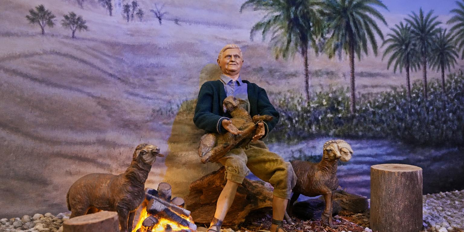 Krippe St. Antonius Krippenfigur Hirte mit Lamm am Lagerfeuer sitzend