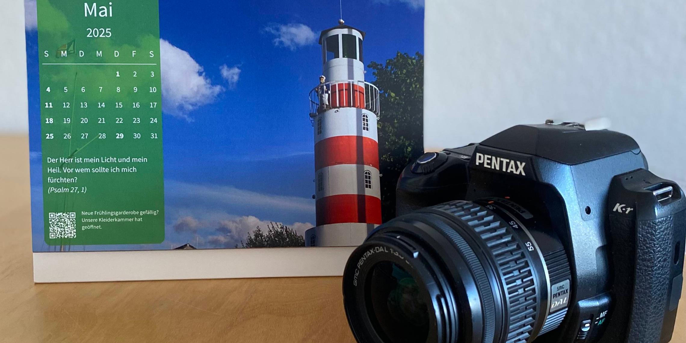 Kamera vor dem Fotokalender 2025 der Kirchengemeinde