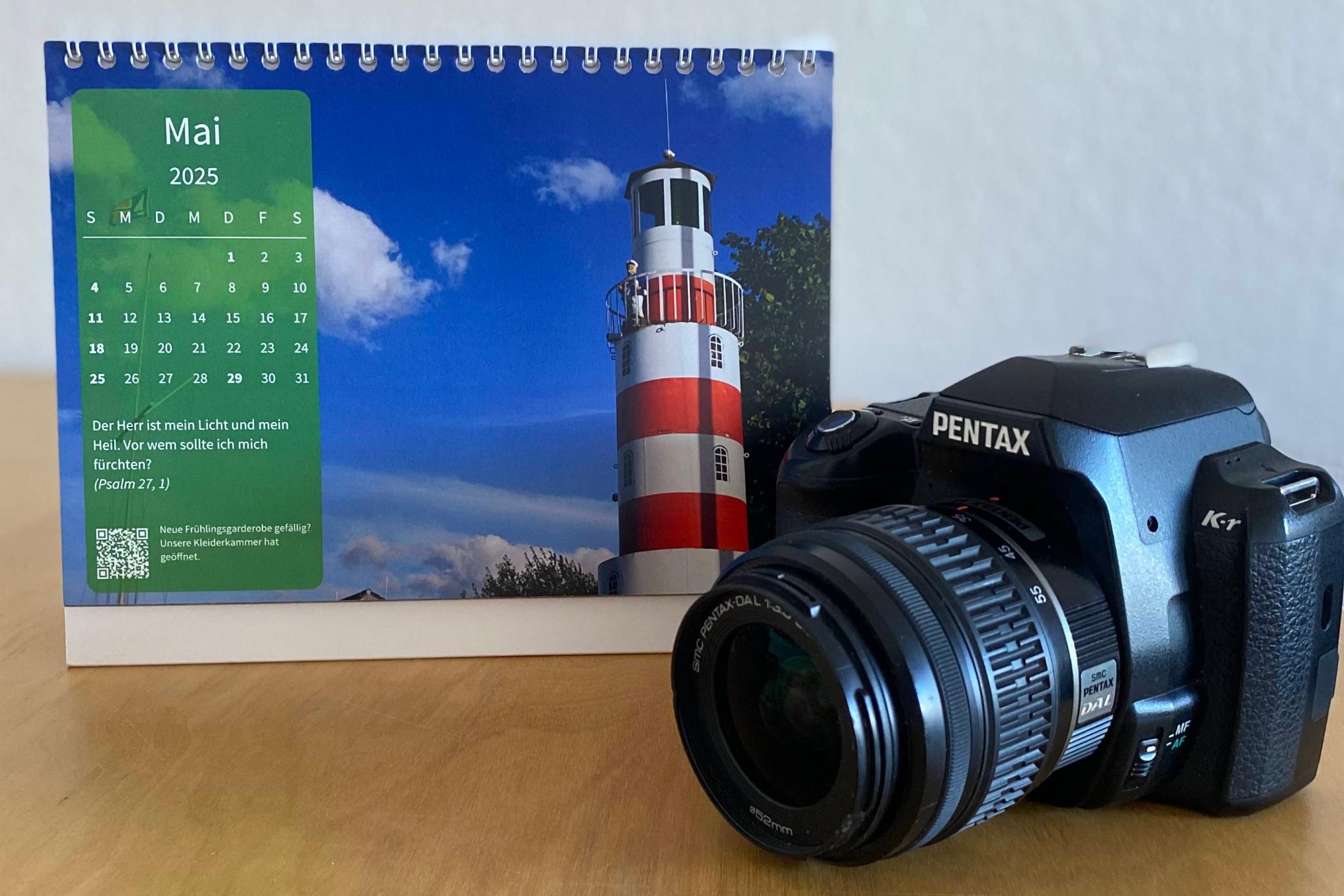 Kamera vor dem Fotokalender 2025 der Kirchengemeinde