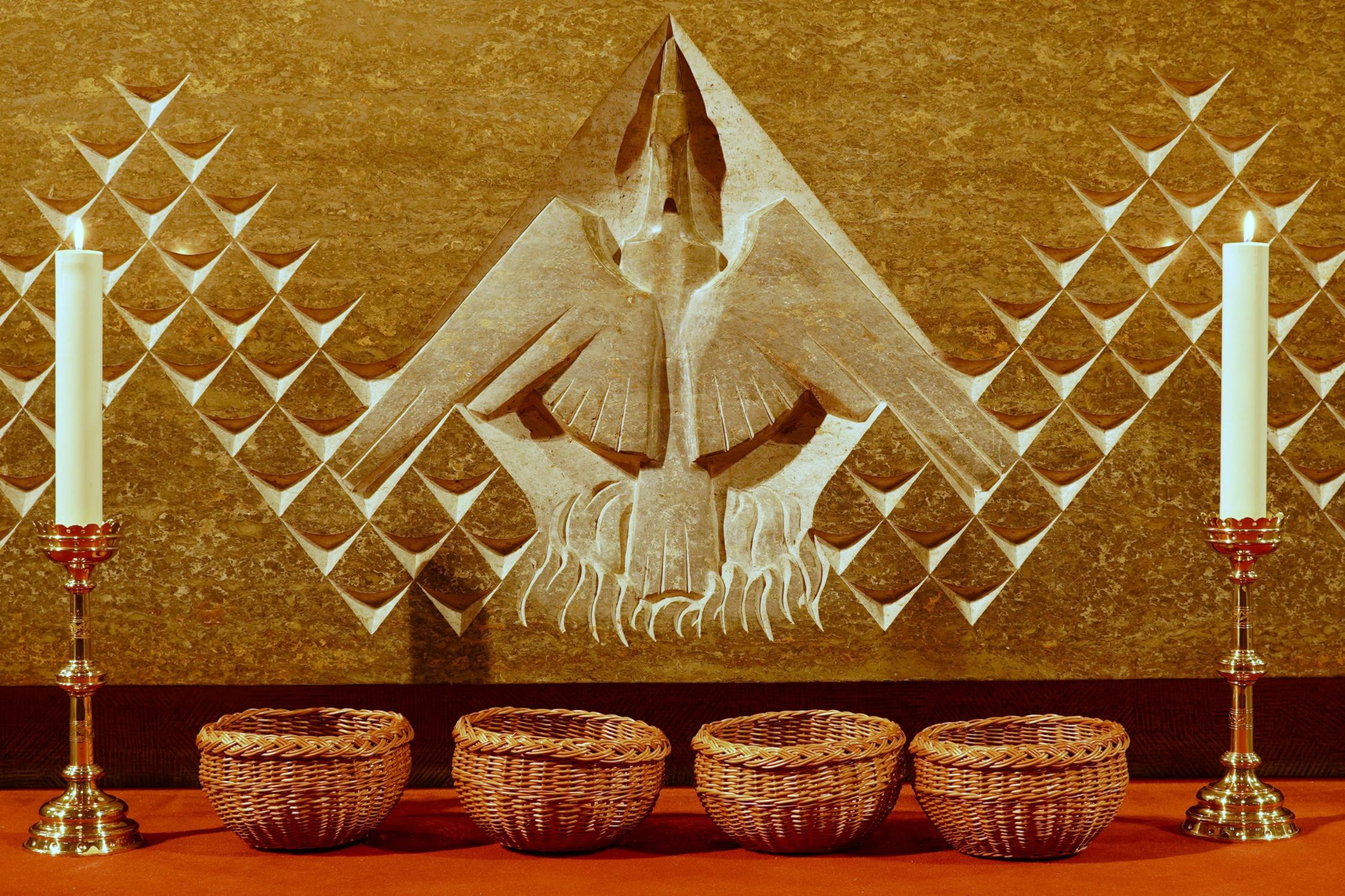 Klollektenkörbe vor dem Altar in der Antoniuskirche