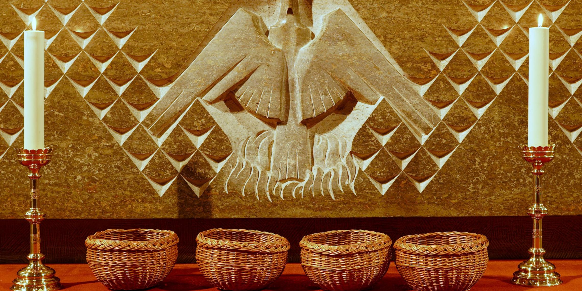 Klollektenkörbe vor dem Altar in der Antoniuskirche