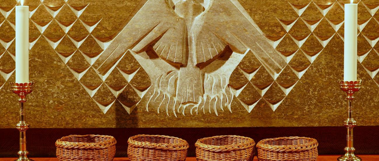 Klollektenkörbe vor dem Altar in der Antoniuskirche