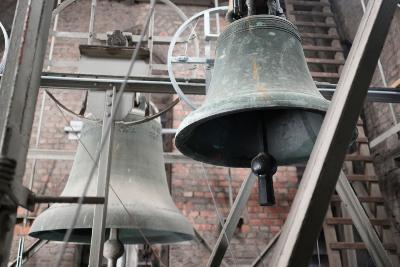 Glocken im Heerdter Kirchturm (c) Beatrix Reese Zwei Glocken im Kirchturm Heerdt