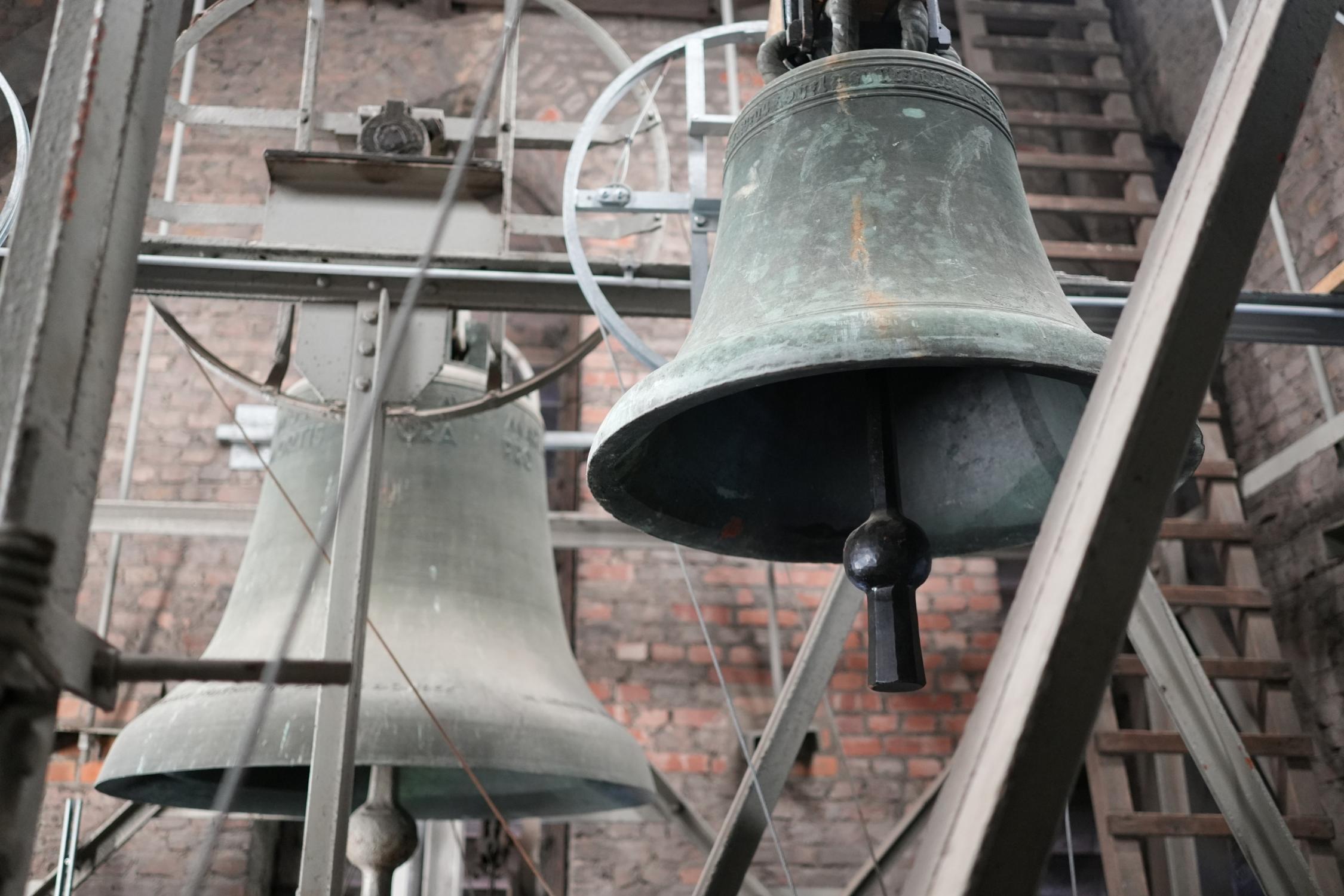 Zwei Glocken im Kirchturm Heerdt