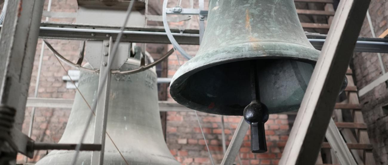 Zwei Glocken im Kirchturm Heerdt