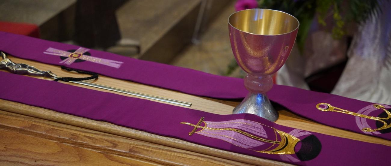 Sarg mit Kelch und Stola (c) Beatrix Reese Sarg mit Kelch und Stola