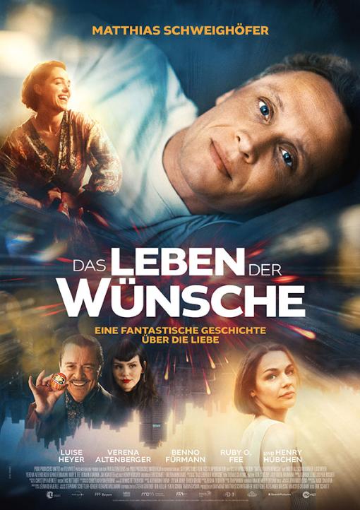 Dieses Filmplakat für „Das Leben der Wünsche“ präsentiert eine Mischung aus Romantik, Fantasie und urbanem Setting. Die Farbpalette wird von tiefen Blau- und dunklen Tönen dominiert, die durch helle, fast übernatürliche Lichtakzente durchbrochen werden, was auf eine fantastische oder traumhafte Erzählung hindeutet.