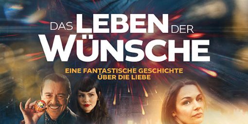 Dieses Filmplakat für „Das Leben der Wünsche“ präsentiert eine Mischung aus Romantik, Fantasie und urbanem Setting. Die Farbpalette wird von tiefen Blau- und dunklen Tönen dominiert, die durch helle, fast übernatürliche Lichtakzente durchbrochen werden, was auf eine fantastische oder traumhafte Erzählung hindeutet.