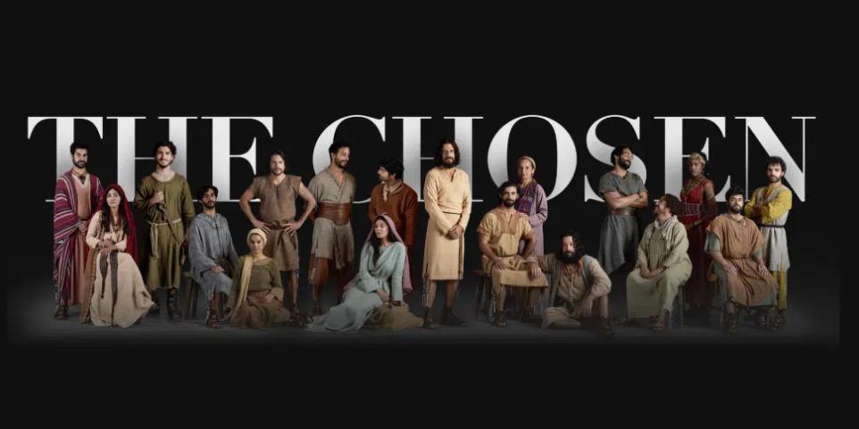 Alle Darsteller der Serie vor schwarzen Hintergrund mit Schriftzug The Chosen