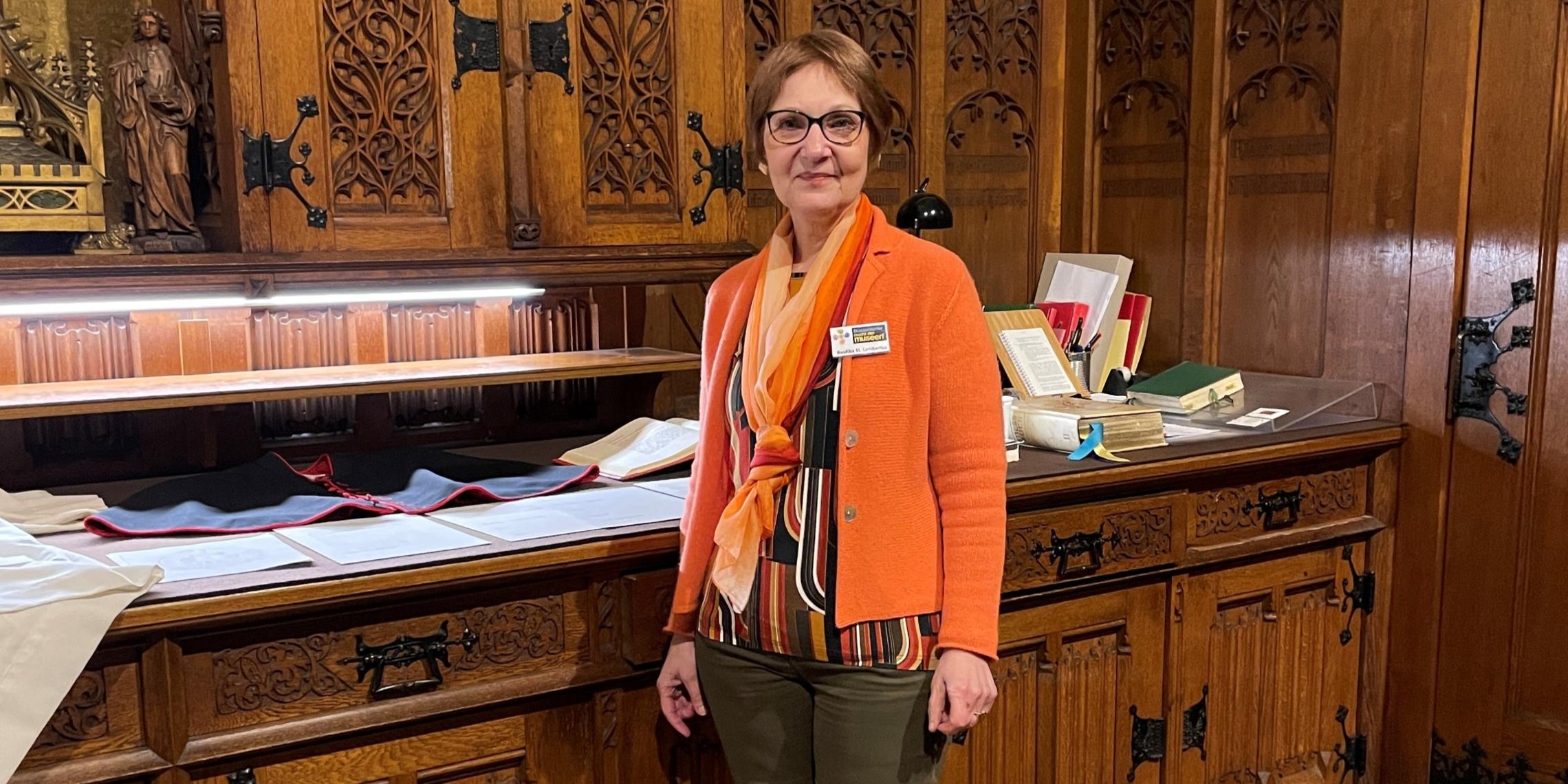 Frau Marx in der Sakristei von St. Antonius