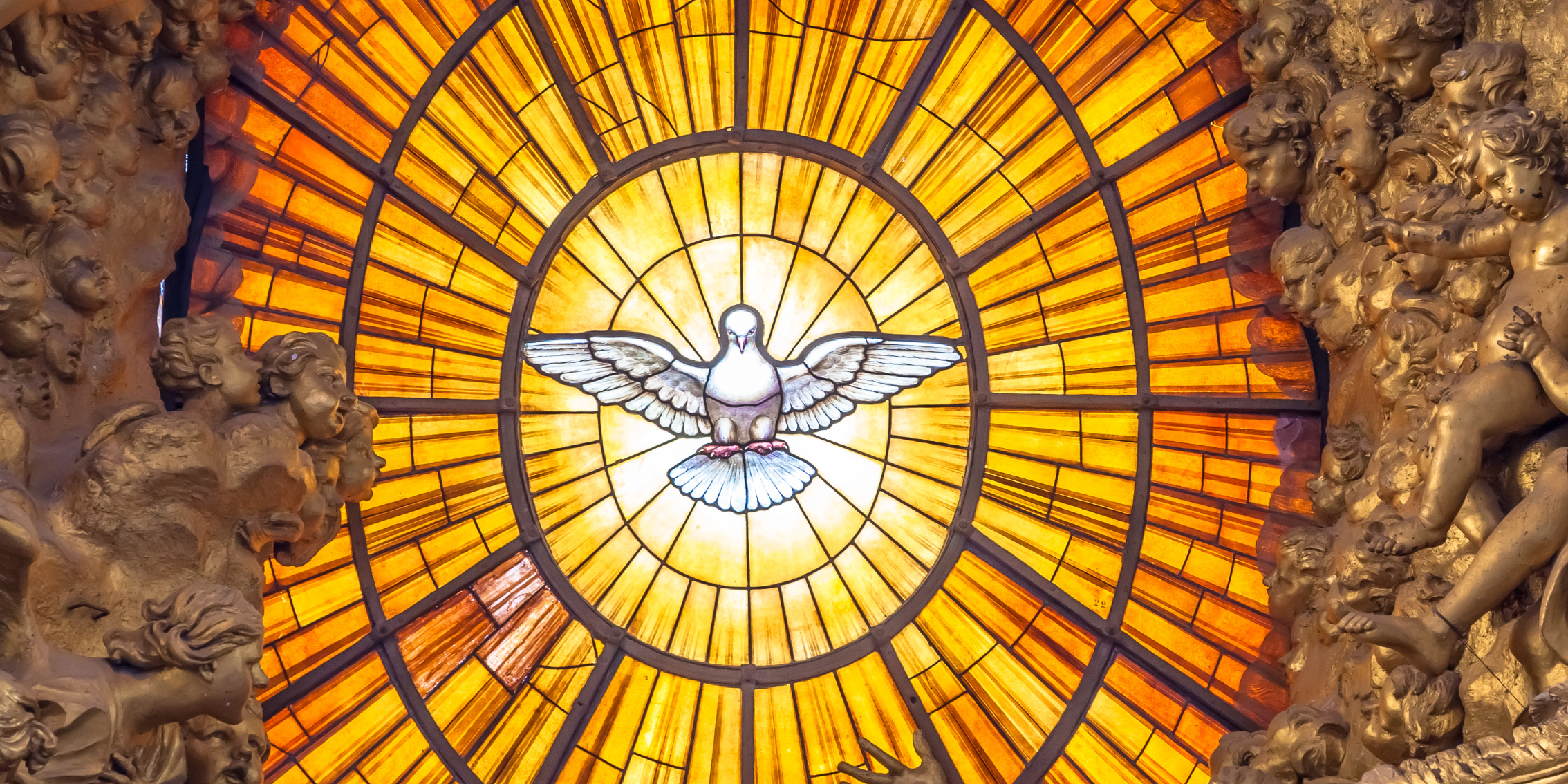 stilisierte überlebensgroße Thron-Nachbildung innerhalb einer mehrteiligen Dekoration vor dem mittleren Wandabschnitt der Haupt-Apsis des Petersdoms in Rom