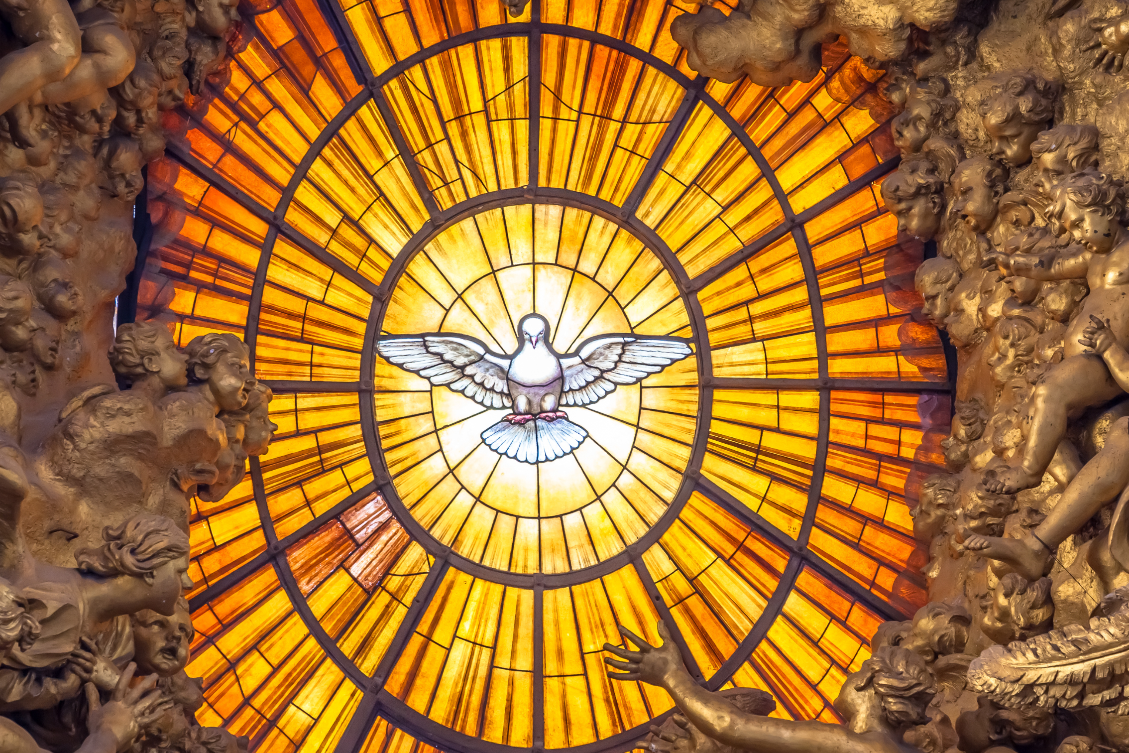 stilisierte überlebensgroße Thron-Nachbildung innerhalb einer mehrteiligen Dekoration vor dem mittleren Wandabschnitt der Haupt-Apsis des Petersdoms in Rom