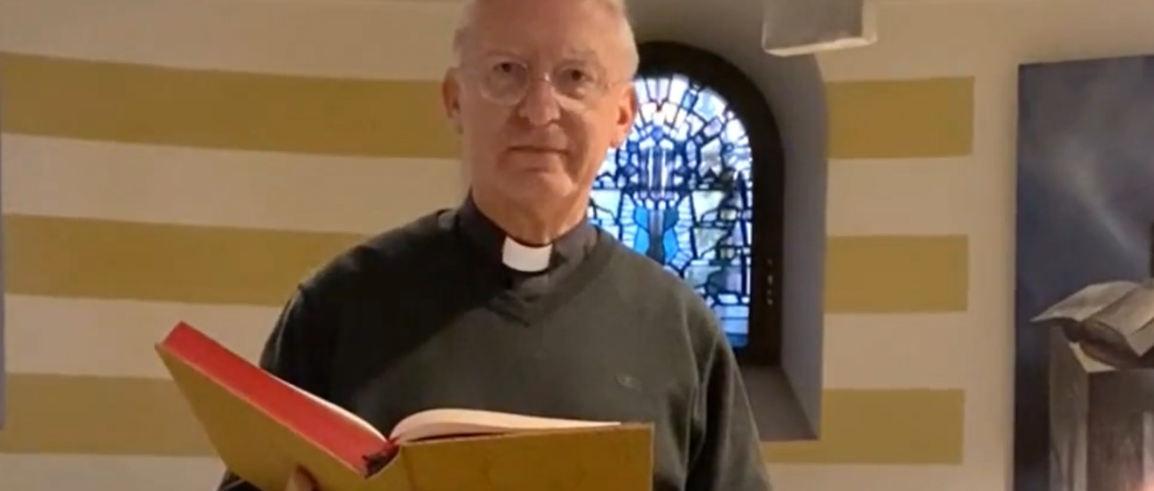 Pfarrer Frank Heidkamp mit einem Lektionar in der HAnd