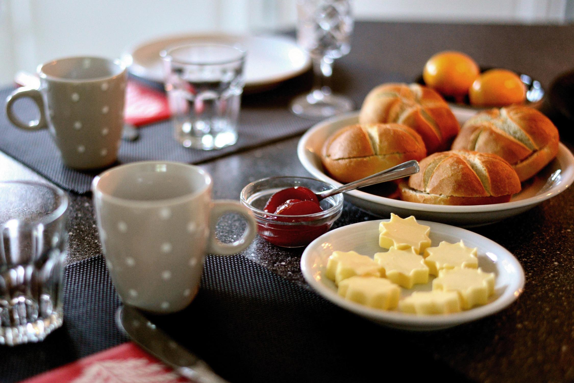 gedeckter Frühstückstisch
