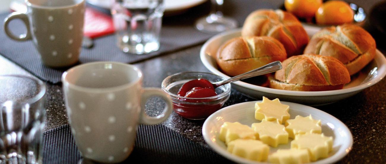Frühstück (c) congerdesign | pfarrbriefservice gedeckter Frühstückstisch