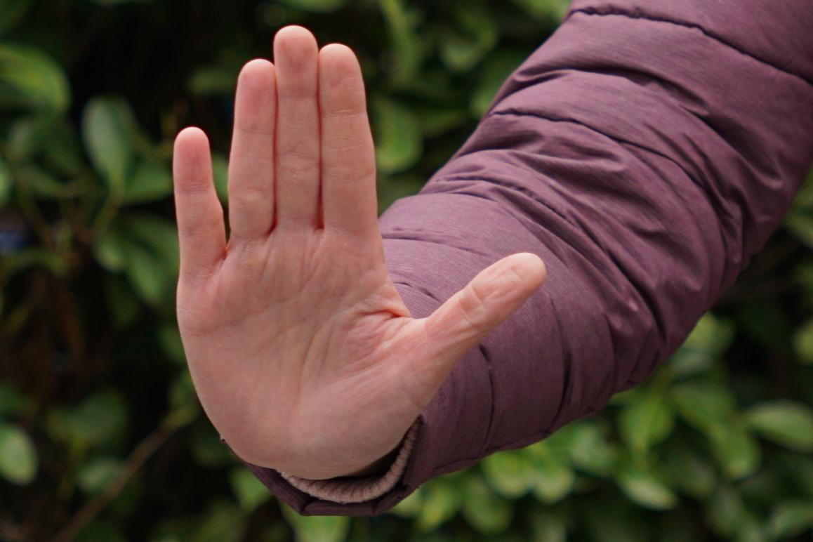 Hand in Abwehrhaltung