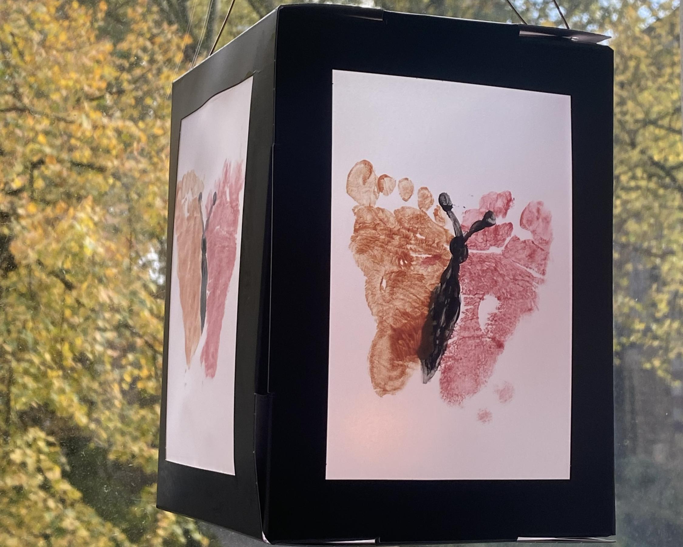 Laterne mit Babys Fußabdrücken als Schmetterling