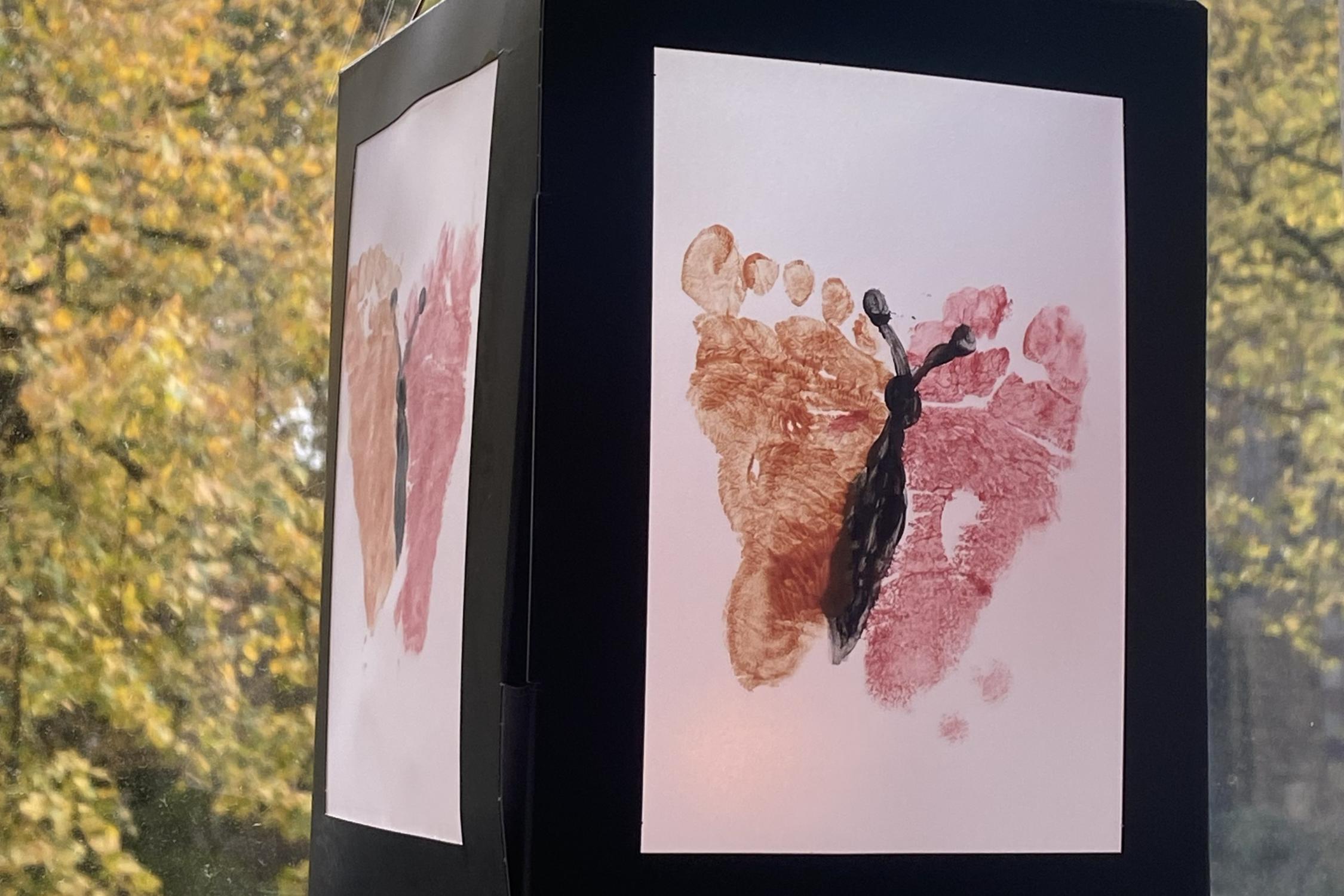 Laterne mit Babys Fußabdrücken als Schmetterling