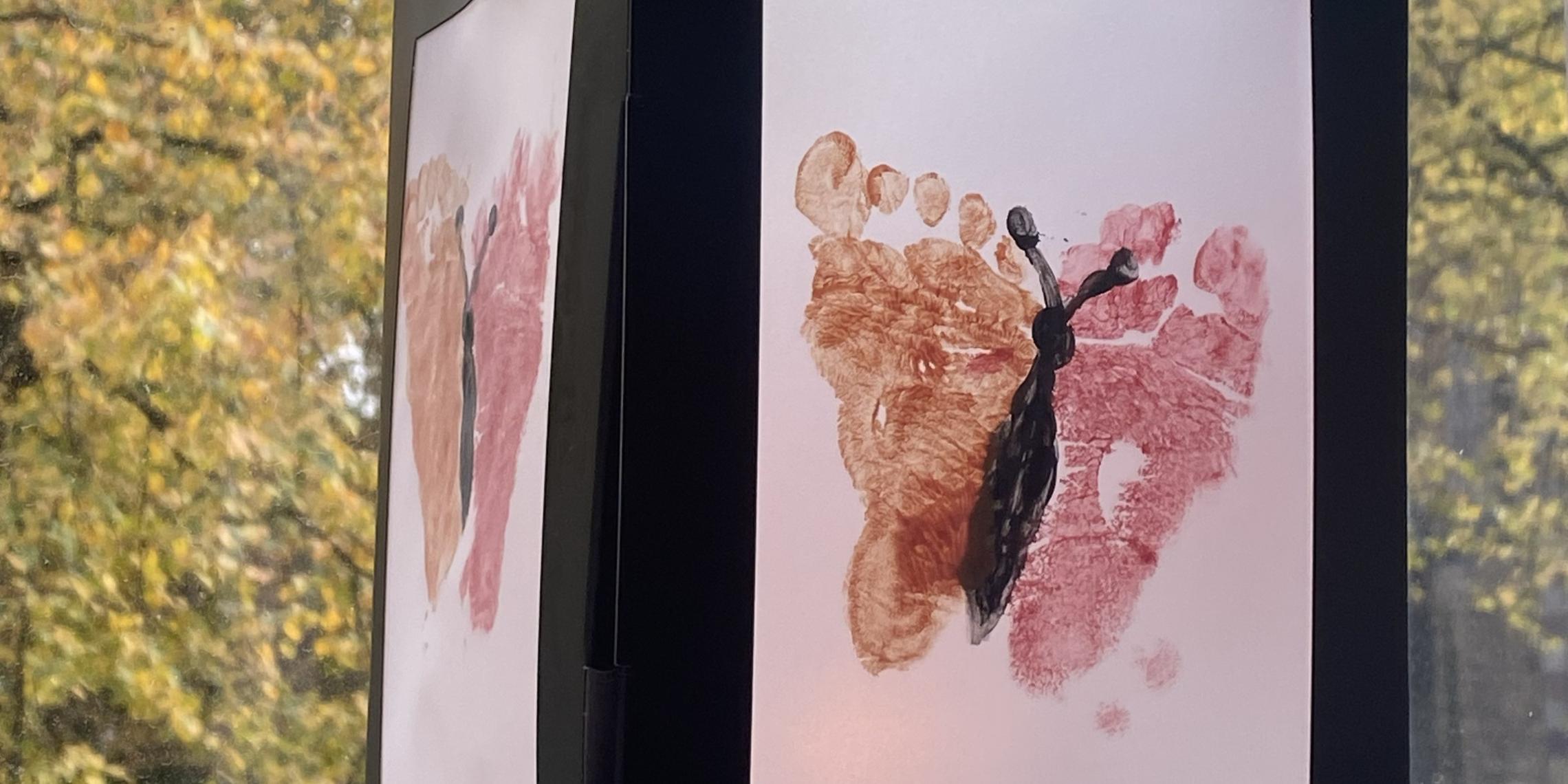Laterne mit Babys Fußabdrücken als Schmetterling