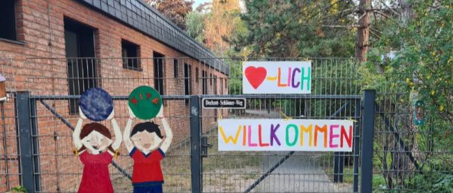 Kita Benediktus (c) Andrea Bender Eingang zum Außengelände der Kita St. Benediktus in Heerdt