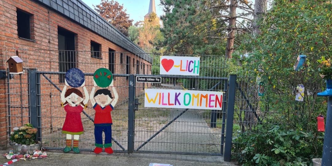 Eingang zum Außengelände der Kita St. Benediktus in Heerdt
