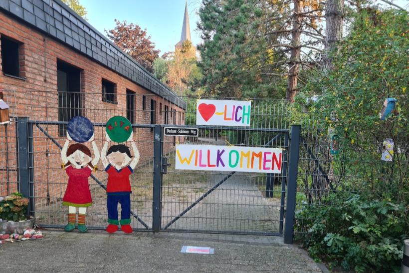 Eingang zum Außengelände der Kita St. Benediktus in Heerdt