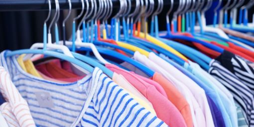Shirts auf Kleiderbügeln