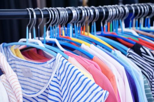 Shirts auf Kleiderbügeln
