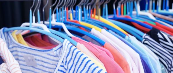 Shirts auf Kleiderbügeln