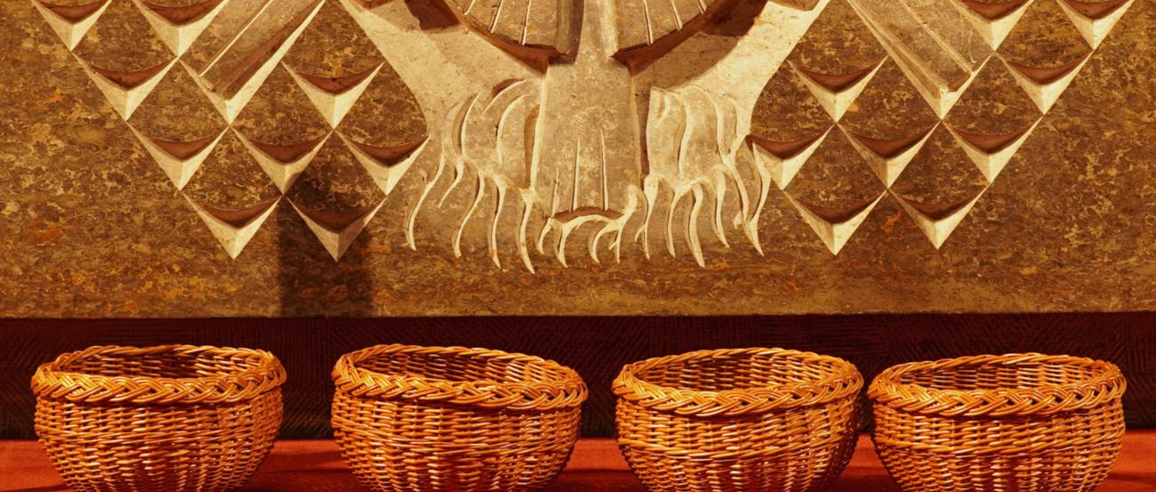 Kollektenkörbe vor dem Altar in der Kirche St. Antonius, Düsseldorf-Oberkassel