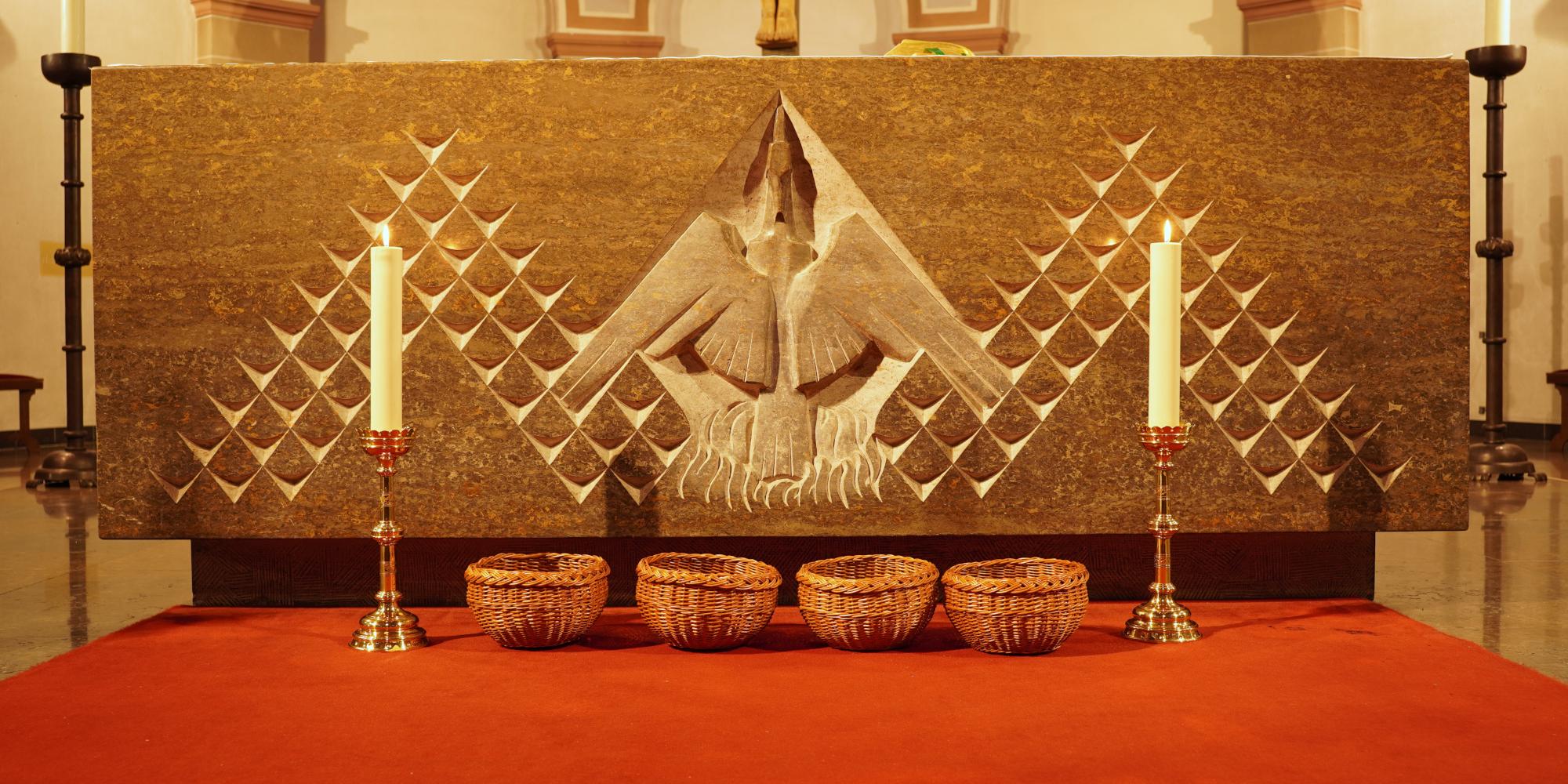 Kollektenkörbe vor dem Altar in der Kirche St. Antonius, Düsseldorf-Oberkassel